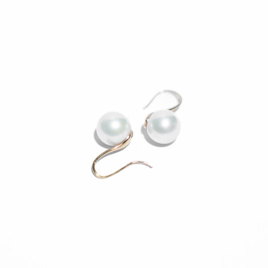 White  Freshwater pearl earring--High-heeled